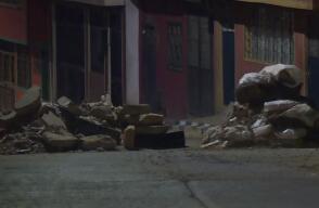 Por peligroso paso de carros pesados en barrio de Ciudad Bolívar, habitantes bloquean vía