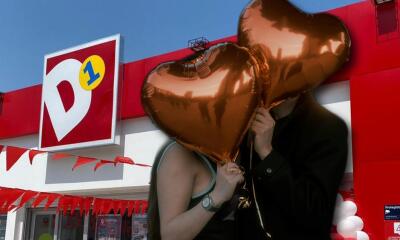 Pareja celebrando San Valentín frente a la tiendas D1 donde se puede conseguir un producto más barato que la Nutella.