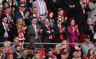Linda Pezzuti en medio de la celebración del título del Liverpool por Premier League.  Linda Pezzuti en medio de la celebración del título del Liverpool por Premier League.