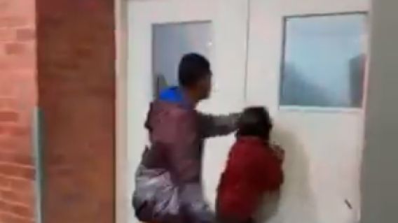 Padres en Apartadó pidiendo el ingreso de su hija enferma a una clínica.