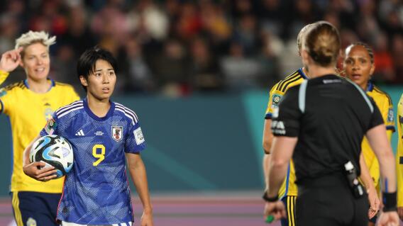 Riko Ueki, de Japón, antes de cobrar su tiro desde el punto blanco del penalti. Riko Ueki, de Japón, antes de cobrar su tiro desde el punto blanco del penalti.