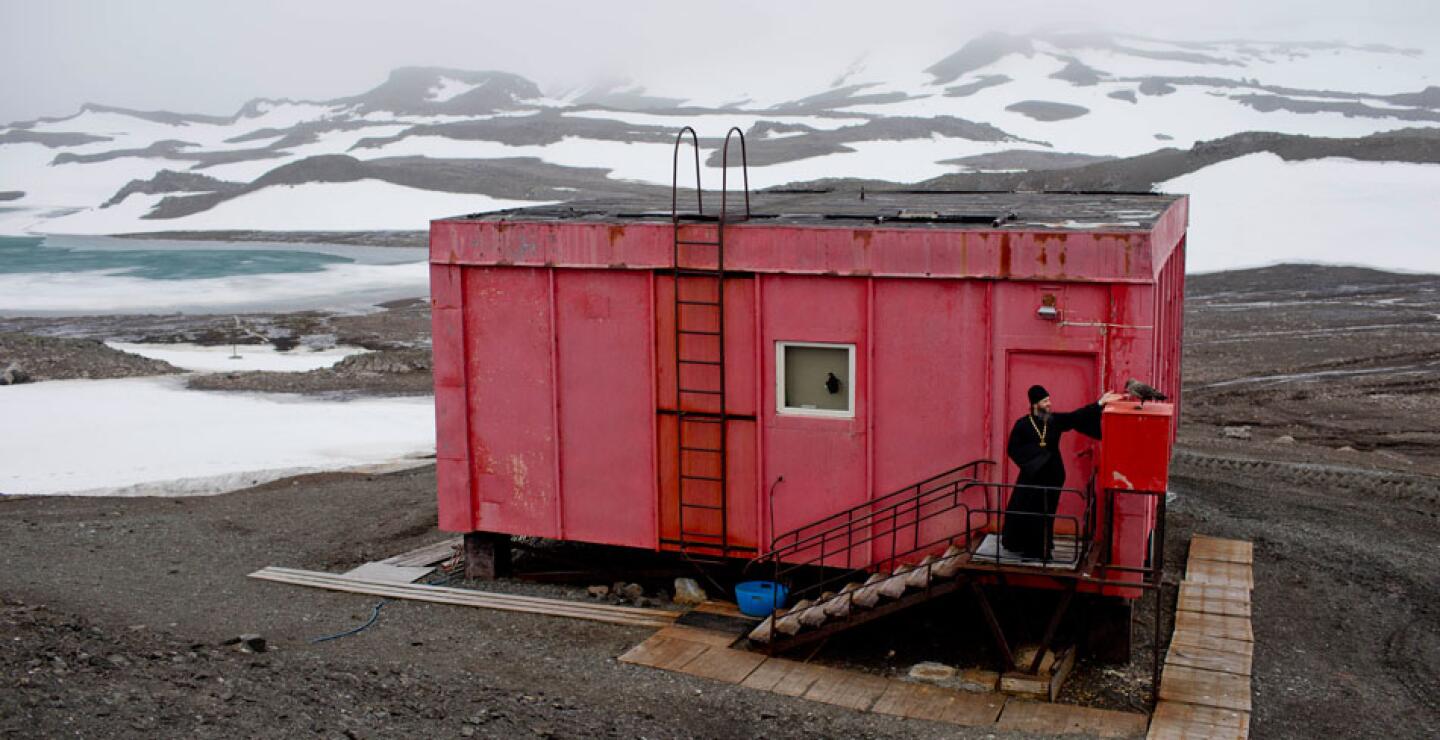 En su tiempo libre, Kirilov hace caminatas, conduce una motonieve y sigue las noticias de Rusia a través de redes sociales, usando una computadora con una conexión WiFi de la base rusa.