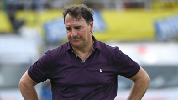 Néstor Lorenzo, director técnico de la Selección Colombia, se lamenta por el empate 0-0 contra Perú