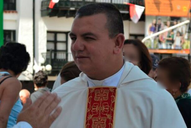 sacerdote_carlos_mario_cadavid_gallego.jpg