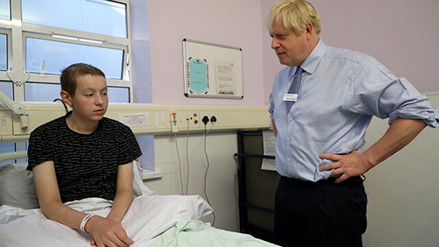 Acusan a Boris Johnson de organizar visita a un hospital para figurar en los medios