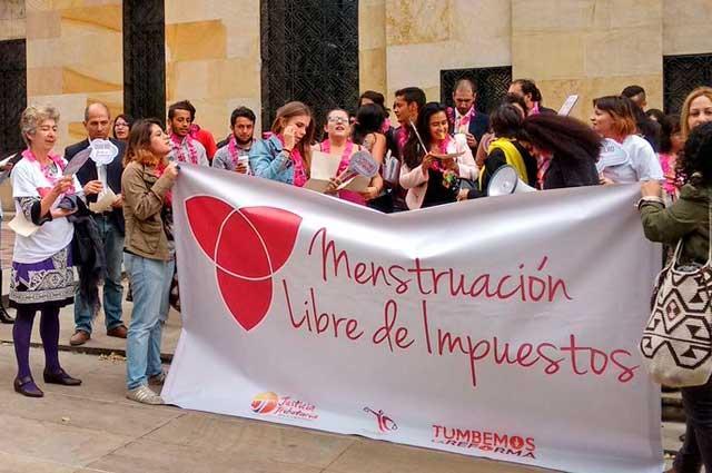Aunque el IVA a toallas y tampones bajó al 5%, mujeres dicen que no han sentido la rebaja de precio