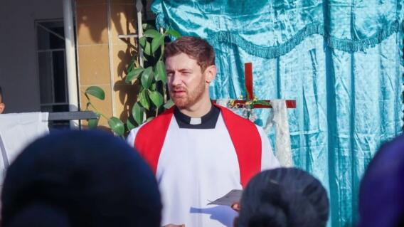 Joven sacerdote que predica en iglesia de Malambo, Atlántico, se roba la atención en redes Joven sacerdote que predica en iglesia de Malambo, Atlántico, se roba la atención en redes
