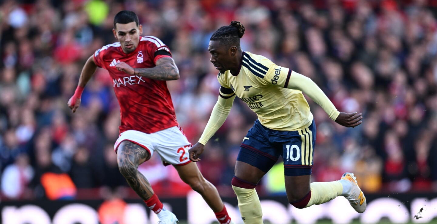 Daniel Muñoz en Nottingham Forest vs. Arsenal, en juego por la Premier League. 
