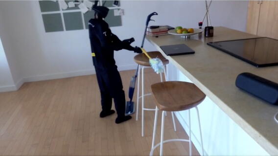 Robots humanoides ofrecen servicios de limpieza. 