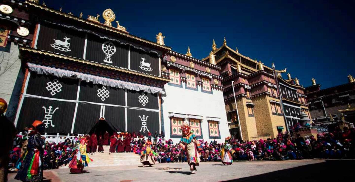 Como cada año, centenares de monjes budistas vestidos con máscaras azules y violetas celebraron en Shangri-La, a 3.3000 metros de altura, el tradicional festival de Gedong.