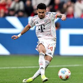 Luis Díaz en una de las acciones de juego en Bayer Leverkusen vs. Bayern Múnich en la Bundesliga. 