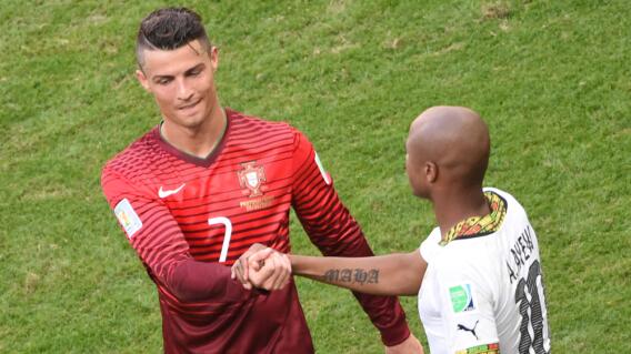 Cristiano Ronaldo y André Ayew, en Portugal vs. Ghana Cristiano Ronaldo y André Ayew, en Portugal vs. Ghana