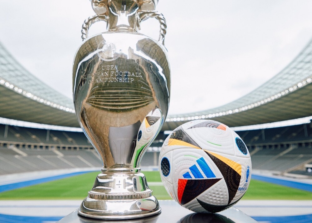Fussballliebe, balón de la Eurocopa (1).jpg Fussballliebe, balón de la Eurocopa (1).jpg