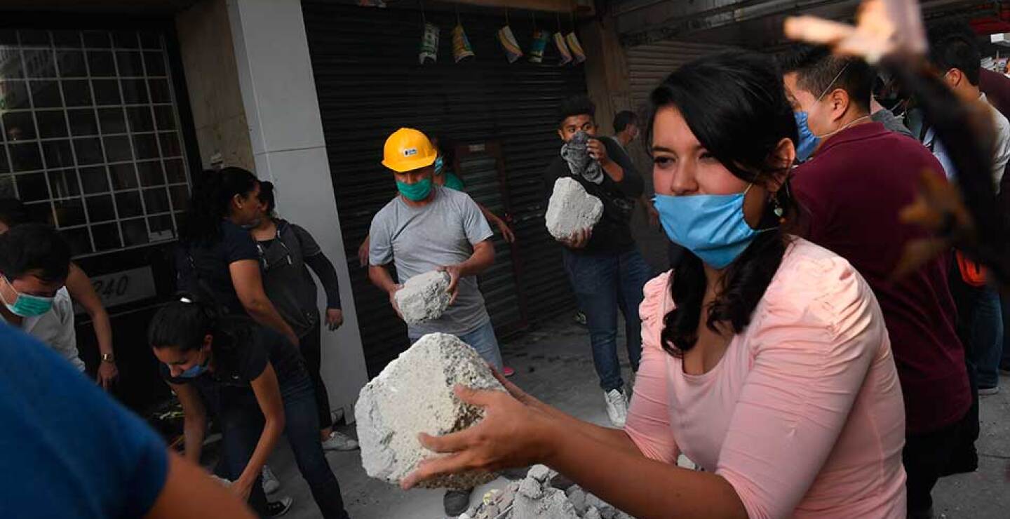 Las cadenas humanas moviendo escombros se han vuelto una escena común.