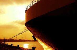 Barco en un muelle 