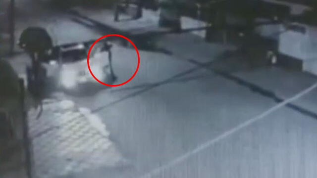 Como aves de rapiña, ladrones se lanzaron sobre un profesor y le robaron el carro
