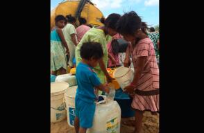 Las comunidades wayúu asentadas en medio de la sabana desértica de La Guajira combaten con sus propios medios la grave sequía que azota el extremo nortel país, a la espera de que las autoridades concreten la construcción de un pozo cercano que sacie su se
