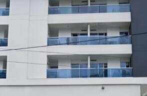Desde el quinto piso de este edificio en Barranquilla cayó al vacío la mujer