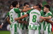 Jugadores del Betis y un festejo de gol contra Málaga por la Liga de España. 