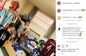 333741_Pablo Dybala y su colección de camisetas, en Italia.
