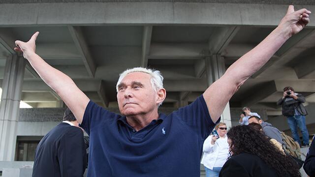 Roger Stone, el excéntrico consultor político que impulsó a Trump, quedó libre bajo fianza Roger Stone, el excéntrico consultor político que impulsó a Trump, quedó libre bajo fianza