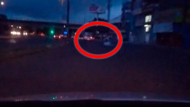 En contravía de la norma: graban a ciudadanos tirando petacas a la calle desde carro en movimiento
