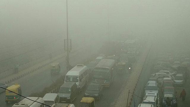 Segundo día de emergencia en la capital de India por cifras récord de contaminación