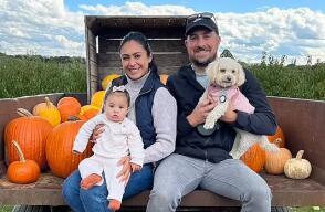 Descubrió a un extraño durmiendo en su sillón y luego de unos años se casó con él