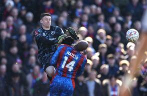 Dura patada del arquero Liam Roberts hacia Jean-Philippe Mateta. Dura patada del arquero Liam Roberts hacia Jean-Philippe Mateta.