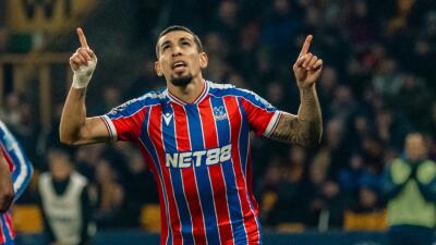 Daniel Muñoz, lateral colombiano que milita en el Crystal Palace. 