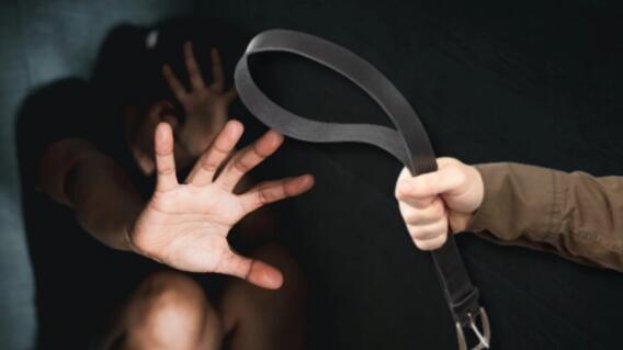 Hombre golpea a mujer con correa