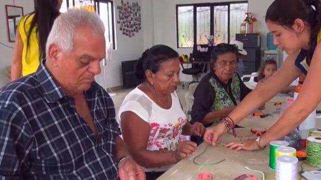 Adultos mayores tejen y pintan sus vivencias para las nuevas generaciones en La Primavera, Vichada