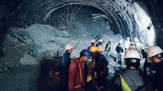 Cuarenta obreros atrapados en un túnel de construcción derrumbado en la India Cuarenta obreros atrapados en un túnel de construcción derrumbado en la India