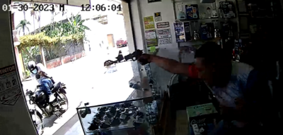 Comerciante se enfrenta a ladrón 
