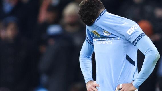 Jugador de Manchester City se lamenta por una derrota en la Premier League Jugador de Manchester City se lamenta por una derrota en la Premier League