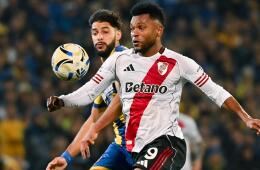 Miguel Borja en acción de juego con River Plate frente a Rosario Central por el fútbol de Argentina.