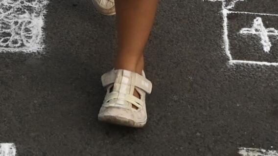 Intentan rescatar en India a niña de 2 años que cayó a un pozo de 100 metros Intentan rescatar en India a niña de 2 años que cayó a un pozo de 100 metros