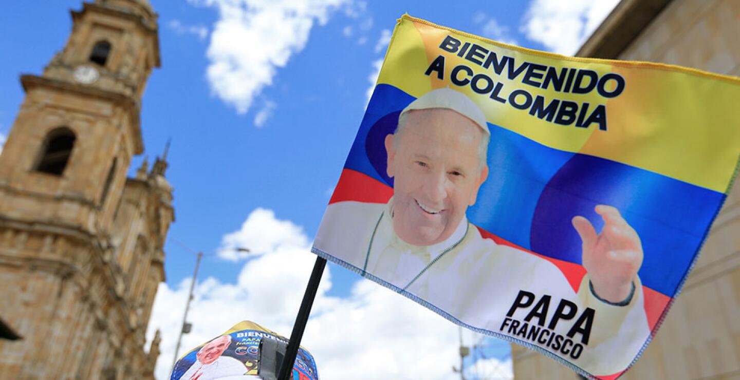 Los sectores cercanos a la plaza de Bolívar se han convertido en el lugar ideal para vender productos con el rostro del obispo de Roma.