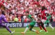 Acción de juego entre Santa Fe y Nacional en el estadio El Campín.  Acción de juego entre Santa Fe y Nacional en el estadio El Campín.
