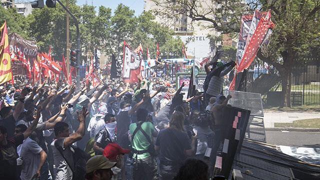 Violentas protestas en Argentina por polémica reforma a las pensiones