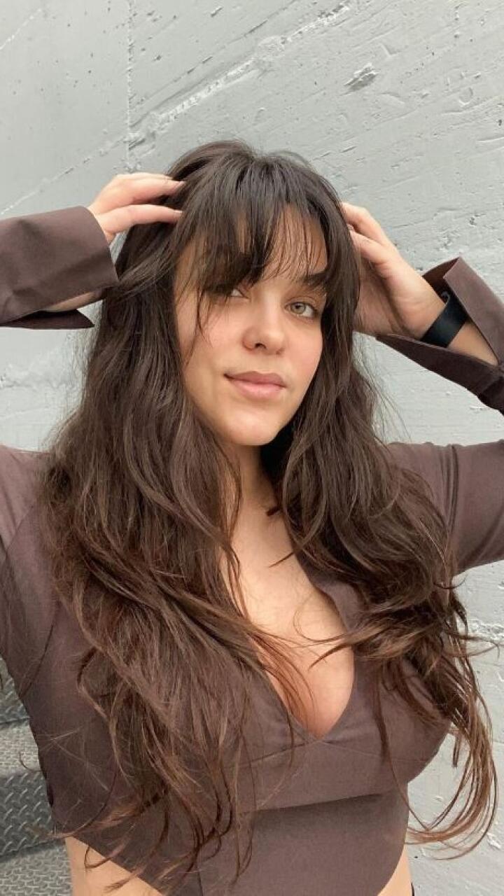 Modelo de OnlyFans dice que terminó en silla de ruedas tras usar demasiado el celular