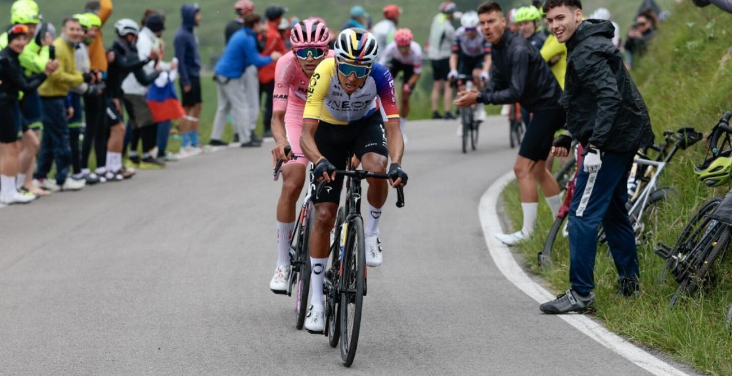 Egan Bernal en la etapa 15 del Giro de Italia 2025.