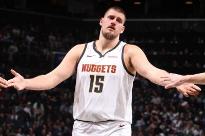Nikola Jokic, felicitado por sus compañeros en la victoria de Denver Nuggets sobre Brooklyn Nets, en la NBA Nikola Jokic, felicitado por sus compañeros en la victoria de Denver Nuggets sobre Brooklyn Nets, en la NBA