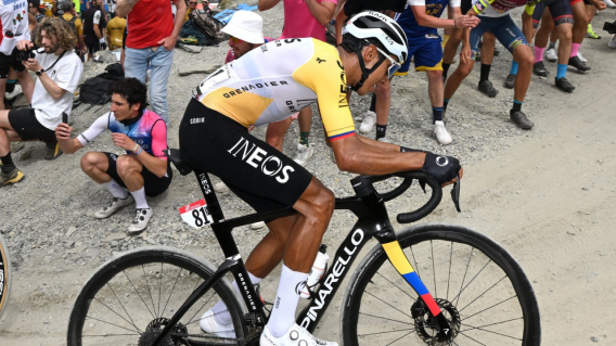 Egan Bernal, ciclista colombiano del INEOS Grenadiers, en la etapa 20 del Giro de Italia 2025