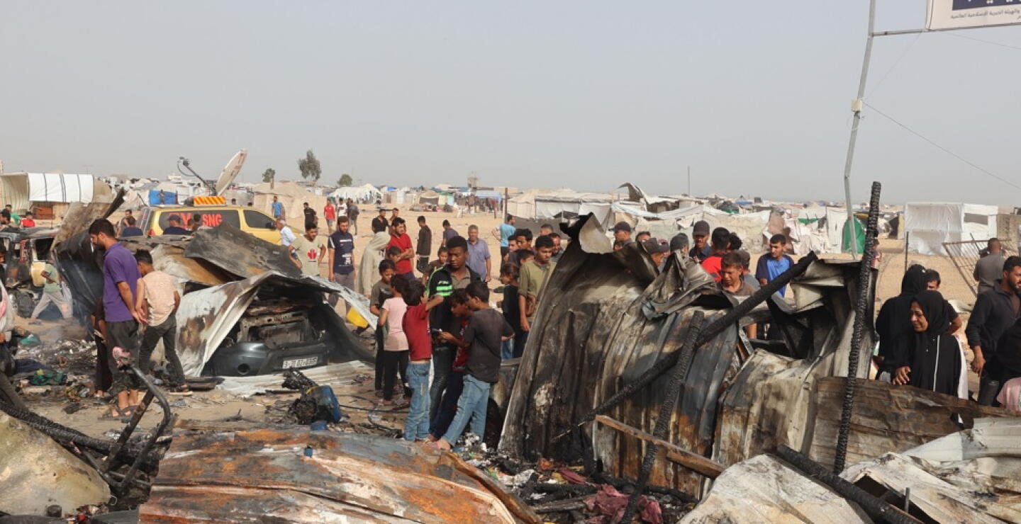 Bombardeo israelí deja al menos 45 muertos en un campo de desplazados de Rafah