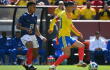 James Rodríguez en control de una jugada, ante la atenta mirada de Désiré Doué en Colombia vs. Francia.