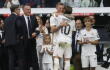 Luka Modric saludando a su esposa, sus hijos y a Toni Kroos.