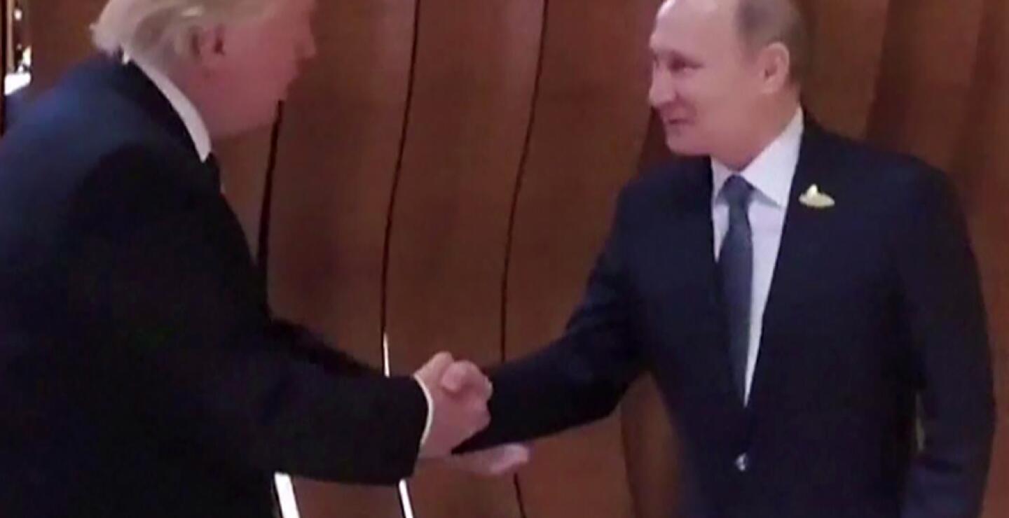 287261_Apretón de manos entre Trump y Putin - Foto: AFP