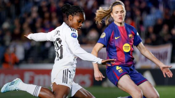 Linda Caicedo en Real Madrid femenino vs. Barcelona en Liga F.