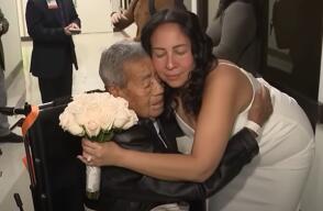Novia adelanta boda y la celebra en el hospital para que su padre pueda asistir Novia adelanta boda y la celebra en el hospital para que su padre pueda asistir